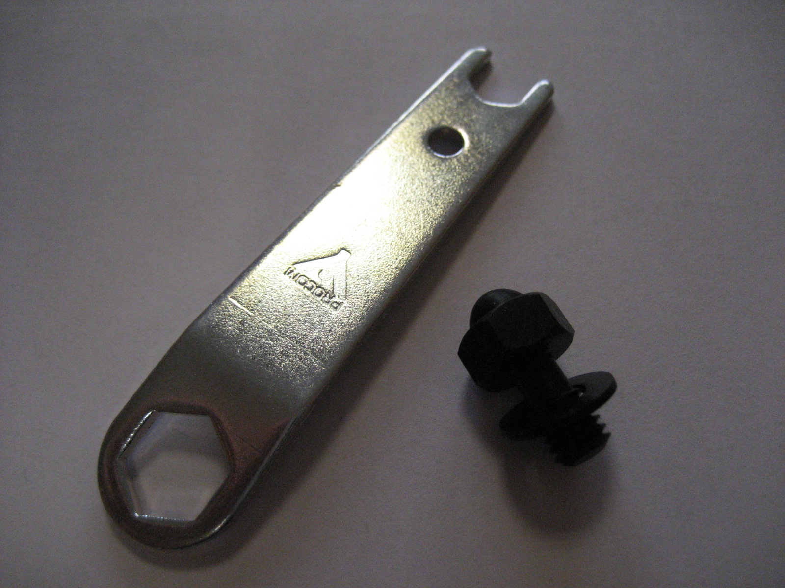 Procom Hutschraube inkl. Schlüssel (schwarz)