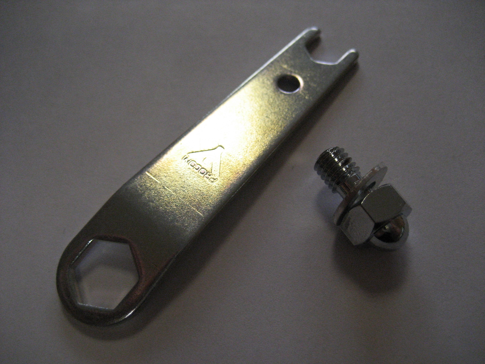 Procom Hutschraube inkl. Schlüssel (chrom)